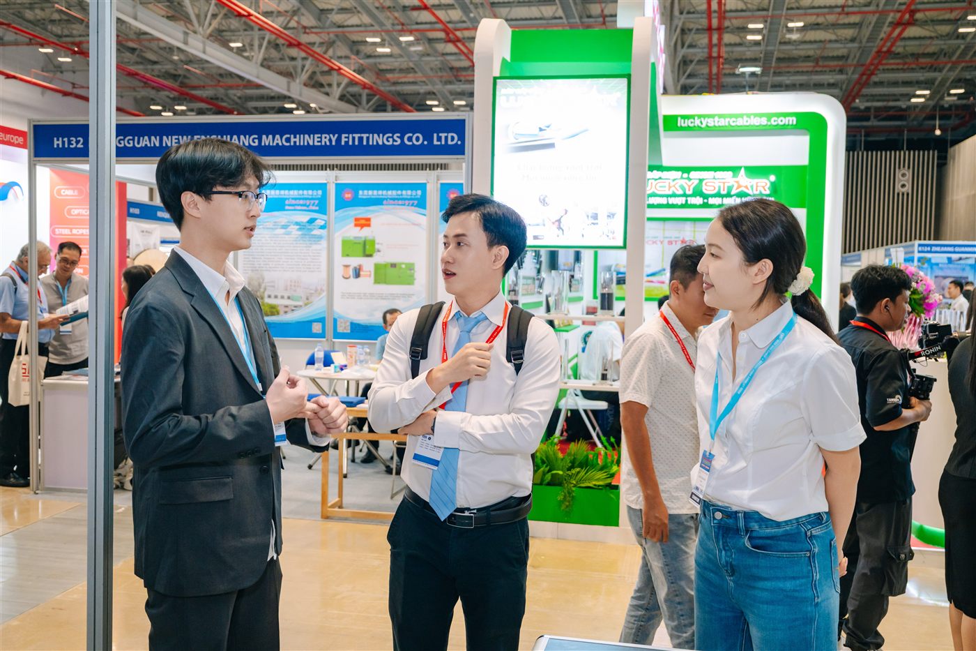 Vietnam exhibition buyer conversation